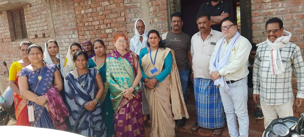 पारिवारिक समस्या के समाधान के लिए मानवाधिकार टीम जिला बलोदाबाजार छग का ग्राम "फरी" जिला-बेमेतरा छग में एक परिवार के साथ हल तलाशते महिला व पुरुष टीम सदस्य